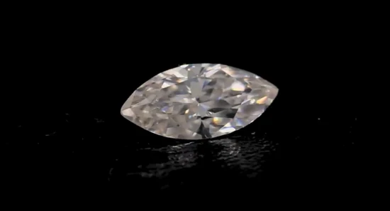 Collier en or blanc 10 carats composé de diamants à double cadre en forme de poire